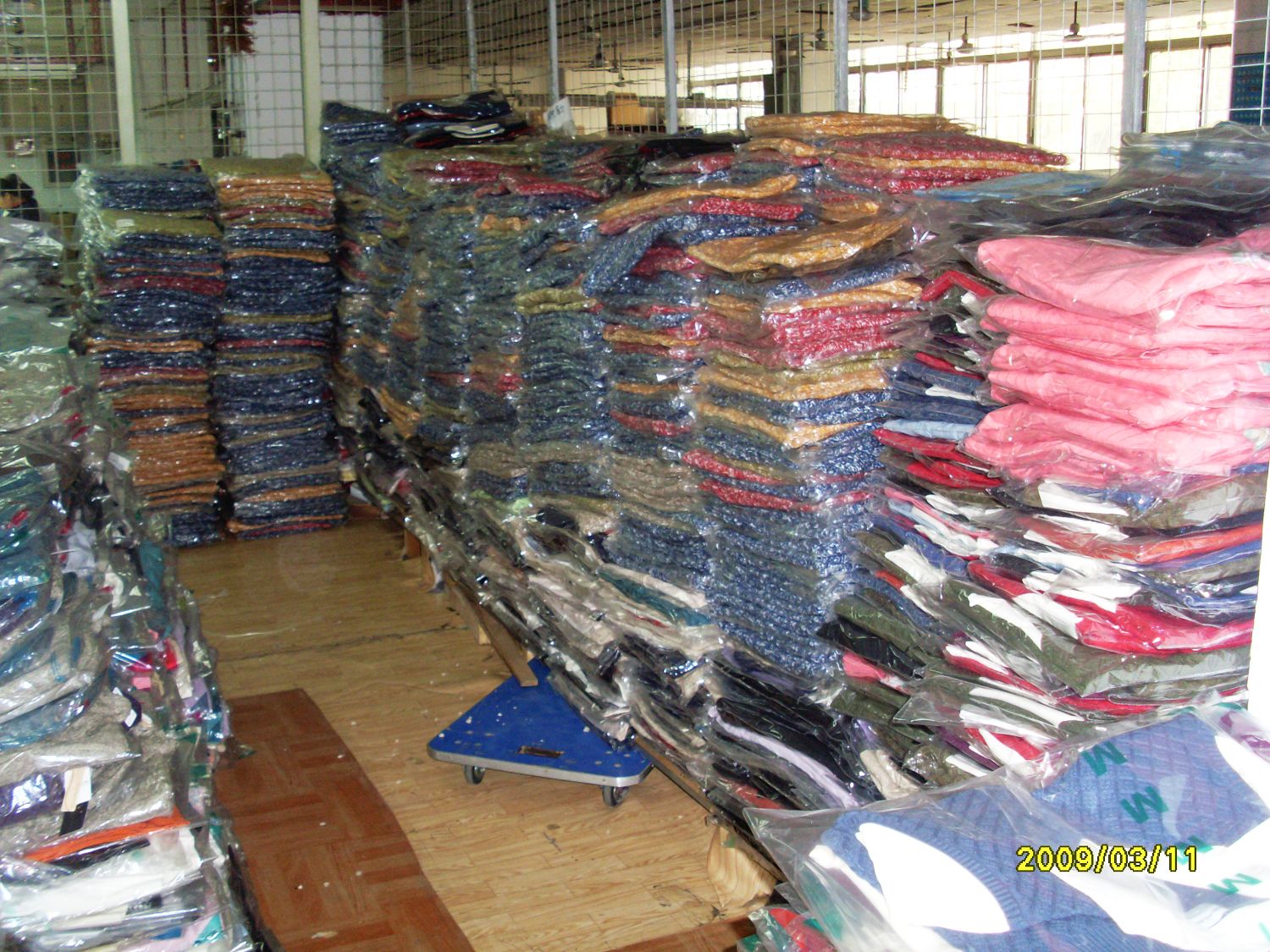 義烏回收服裝,義烏庫(kù)存服裝,義烏回收庫(kù)存服裝,義烏收購(gòu)庫(kù)存服裝,義烏服飾庫(kù)存回收服裝